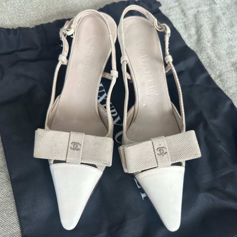 CHANEL Vintage Cream Slingback Heels with Bow